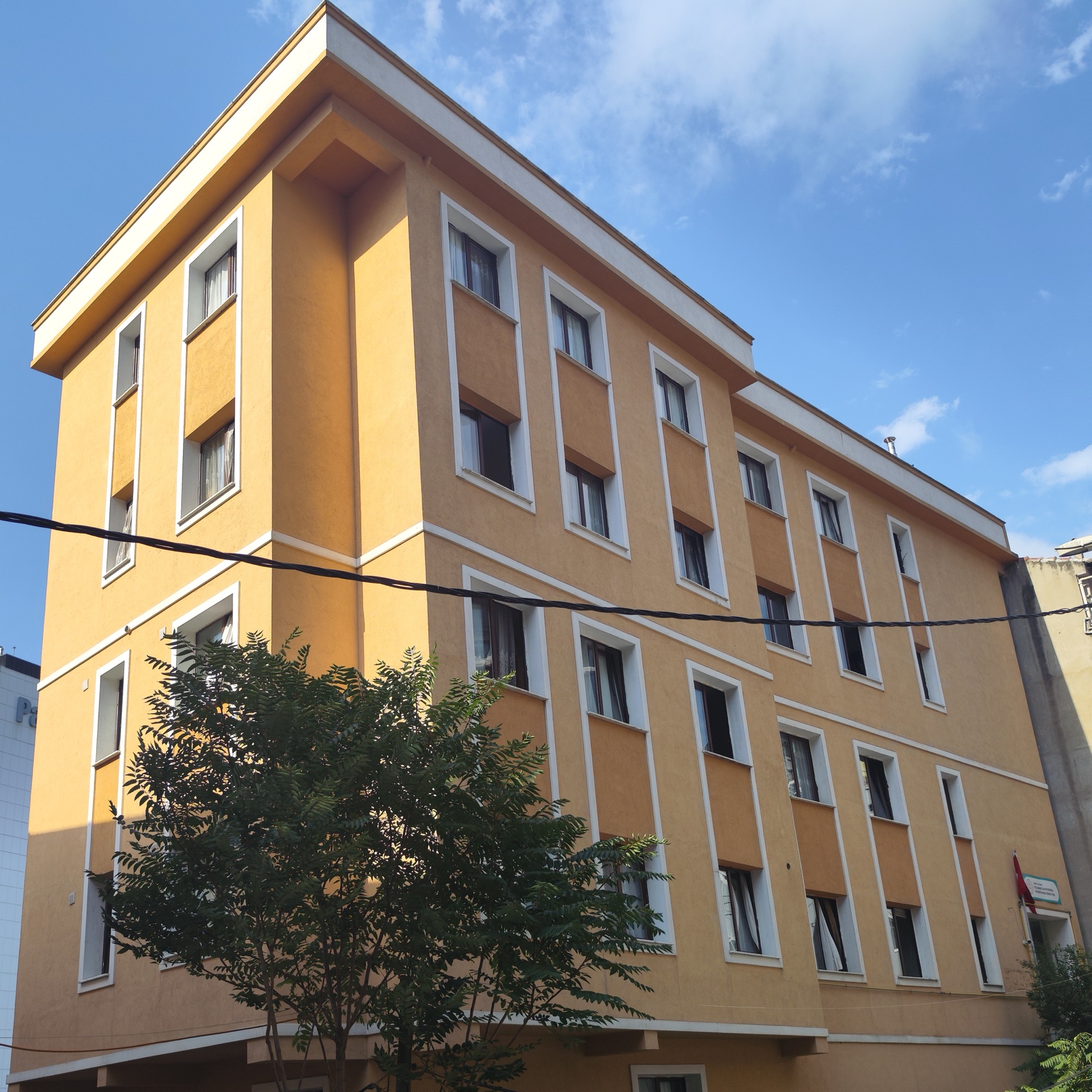Sadabad Öğrenci Yurdu binası